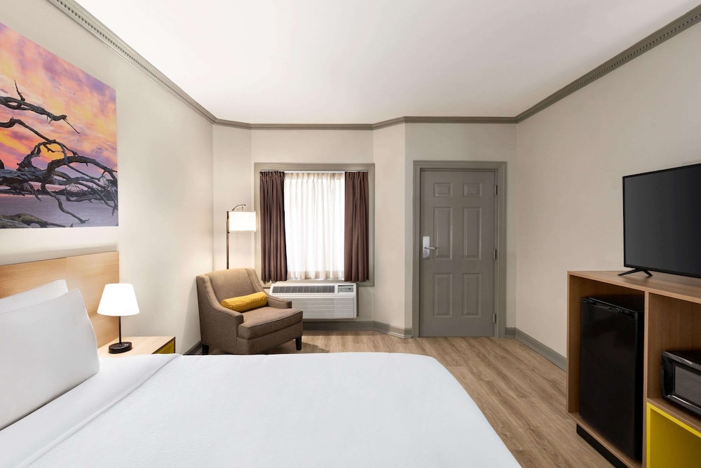 Standard Room, 1 King Bed - Photo 4