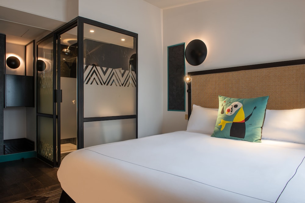 Double Room (Les Artistes)