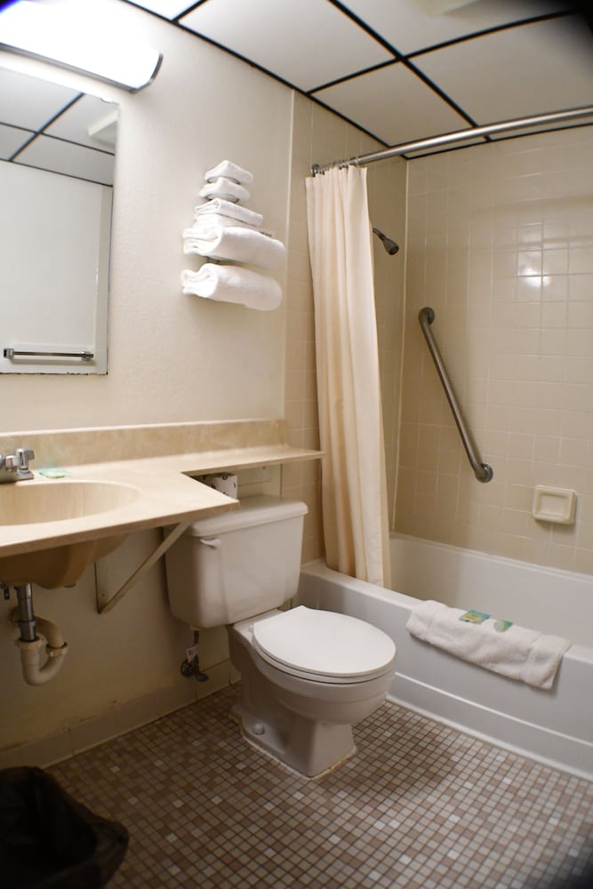 Standard Room, 1 Queen Bed photo 3
