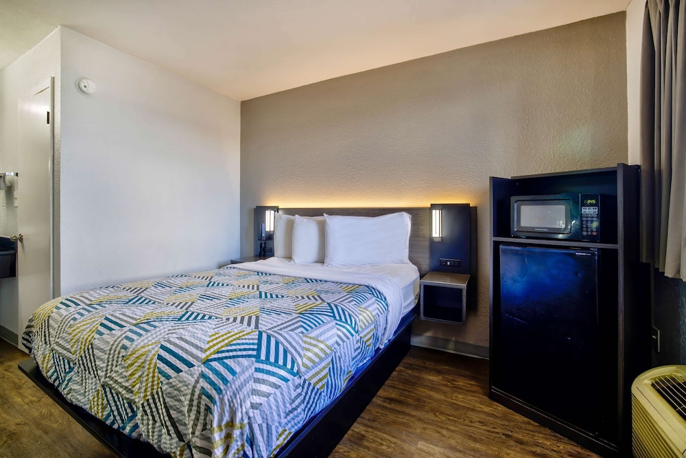 Standard Room, 1 King Bed, Non Smoking photo 2