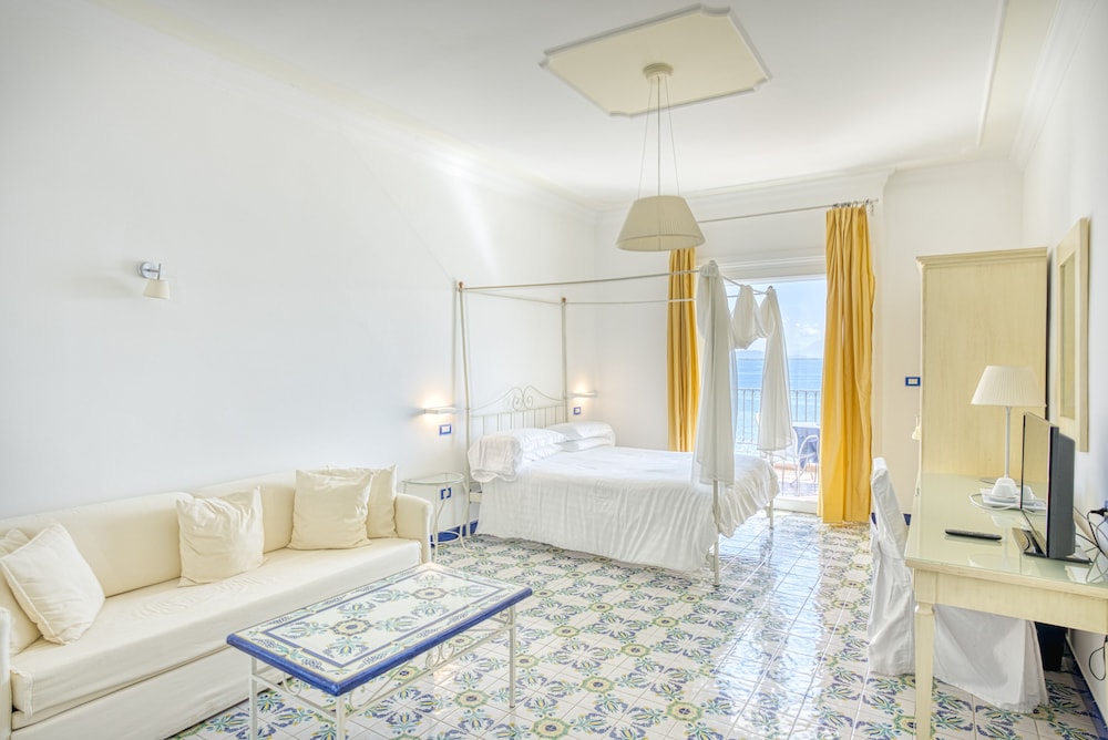 Deluxe Room, 1 Bedroom, Terrace, Sea View photo 2