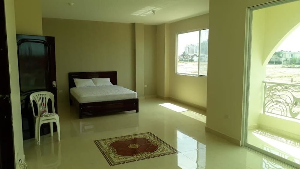 Suite, 1 Queen Bed, Kitchen photo 1
