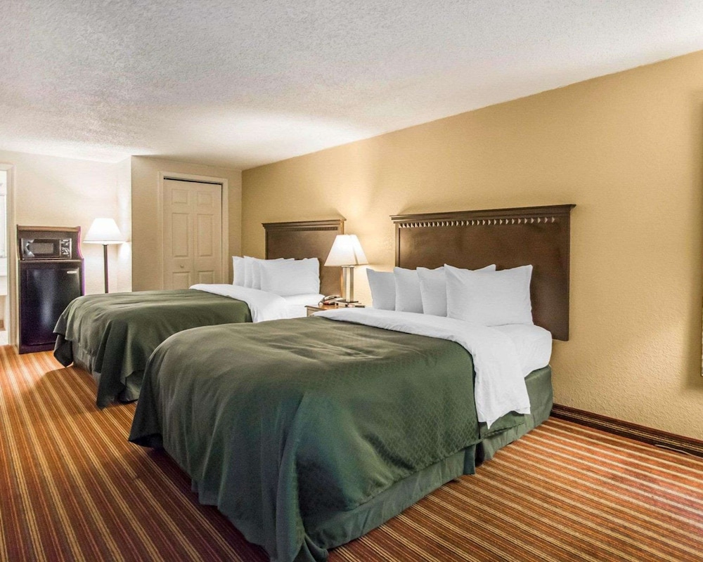 Standard Room, 2 Queen Beds, Non Smoking - Photo 3