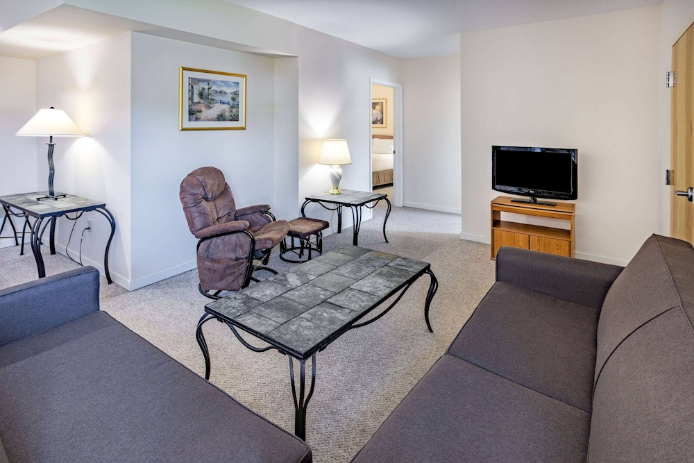 Deluxe Suite, 2 Queen Beds, Non Smoking (Two-Bedroom) - Photo 1