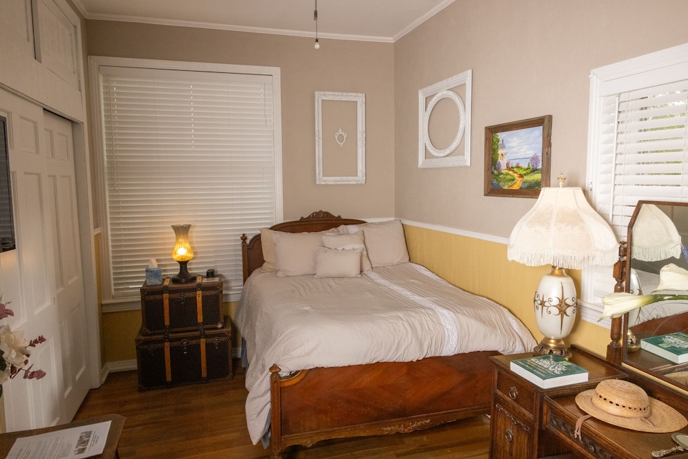 Gardener's Room (Shared Bathroom ) photo 1
