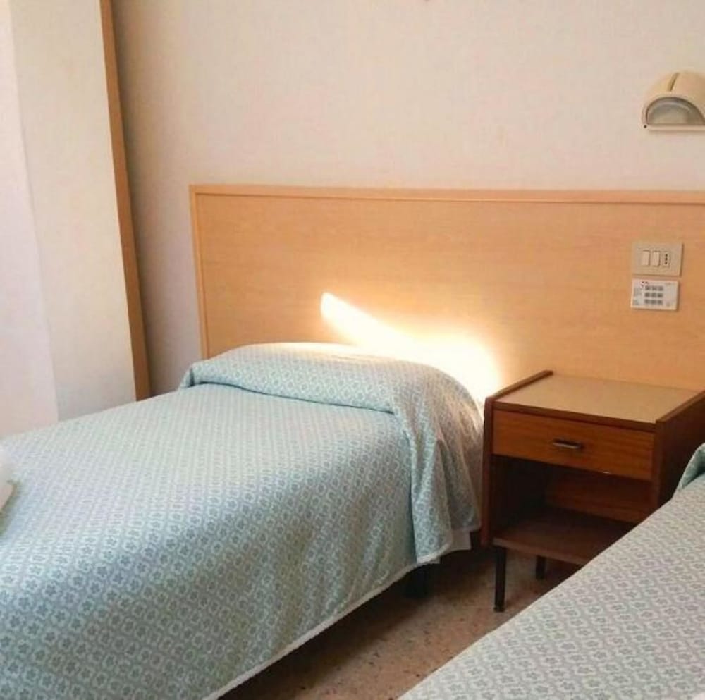 Economy Double or Twin Room (Mansard) photo 2