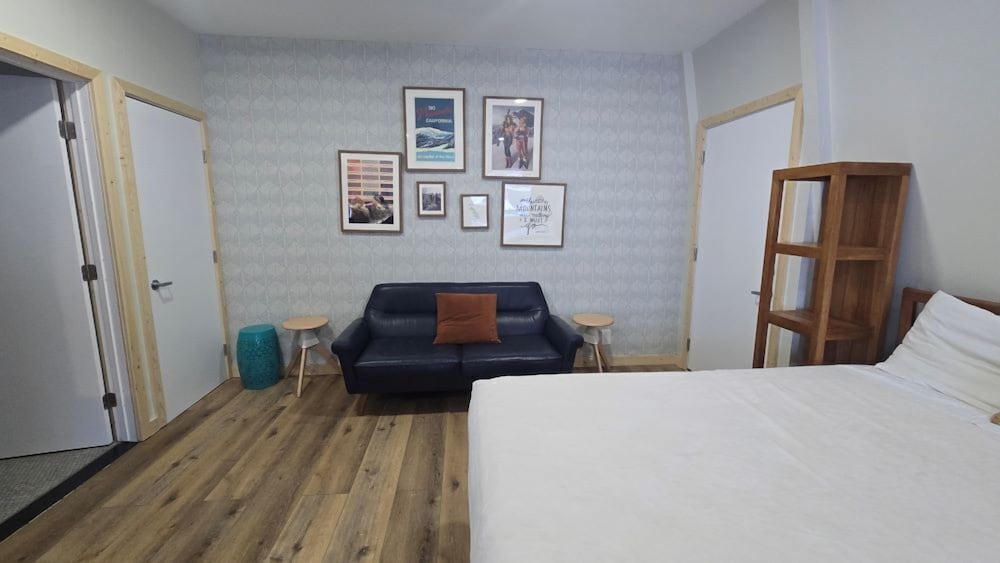 Studio Suite, 2 Queen Beds, Roll-in Shower photo 2