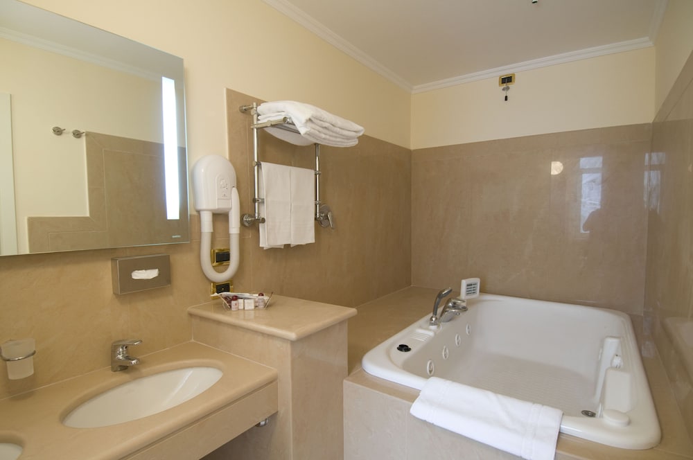 Deluxe Double or Twin Room - Photo 3