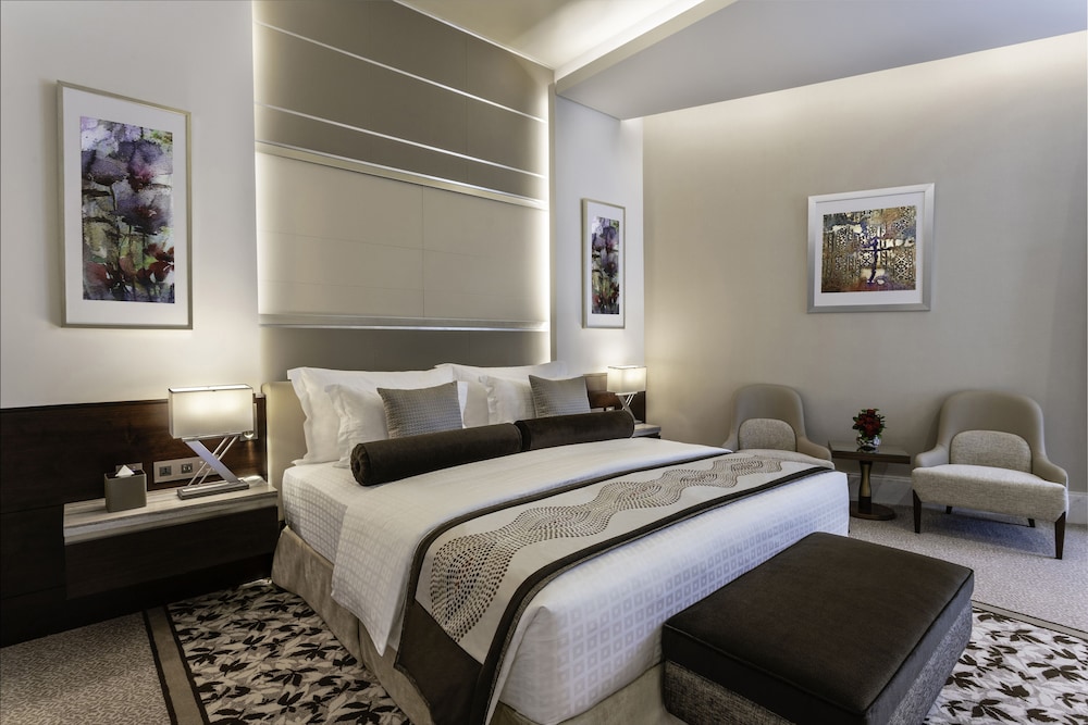 Deluxe Room, 1 King Bed, Bay View thumbnail 6