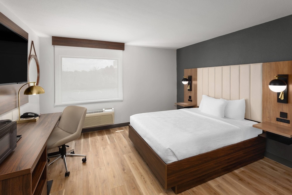 Room, 1 Double Bed, Accessible, Non Smoking (Mobility/Hearing Impaired Accessible) - Photo 1