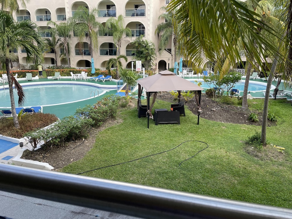Superior Room, 1 King Bed, Balcony, Pool View - Photo 5
