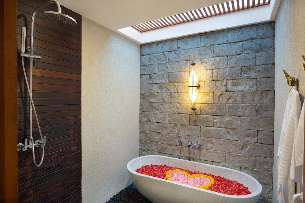 Grand 2 Bedroom Loft Forest Private Pool - Photo 3