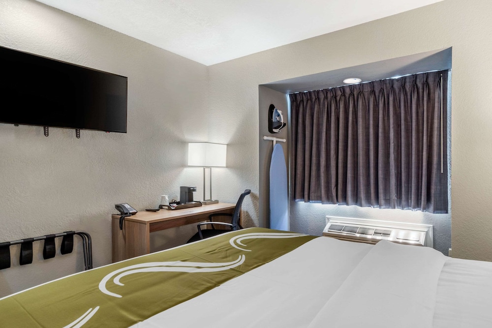 Standard Room, 1 Queen Bed, Non Smoking - Photo 5
