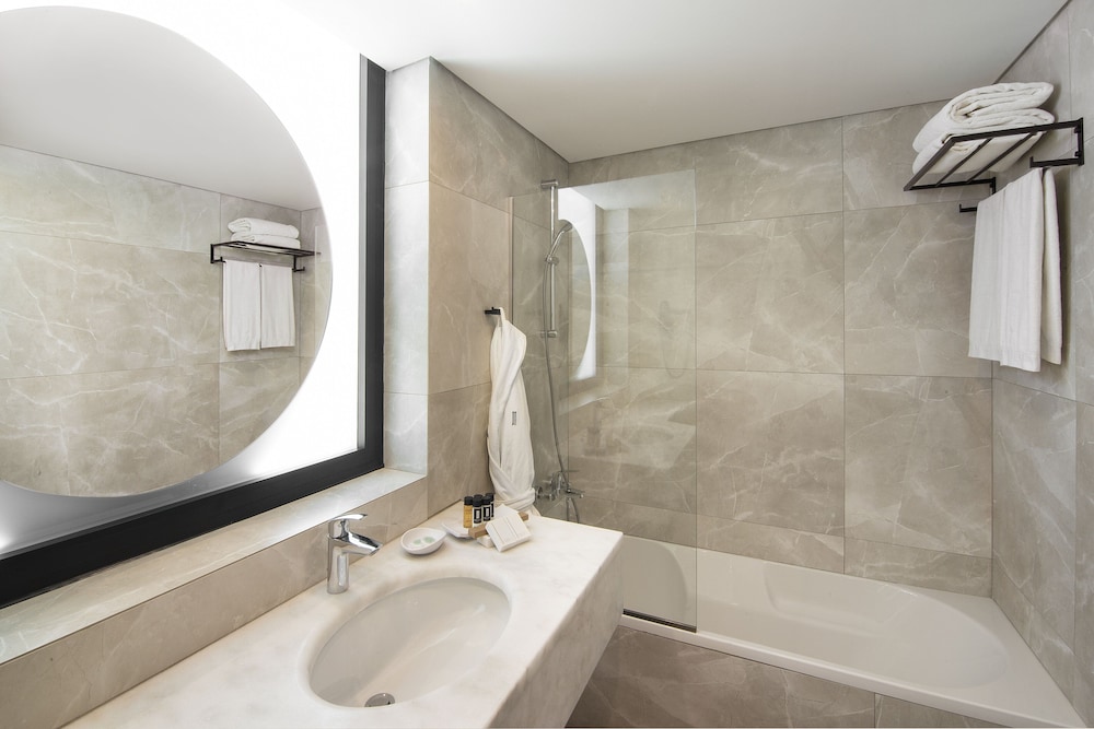 Deluxe Double or Twin Panoramic View Room - Photo 10