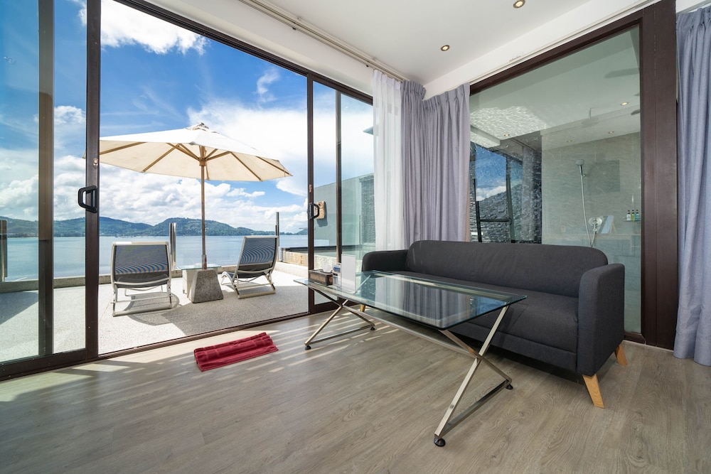 Oceanfront Deluxe - Photo 3