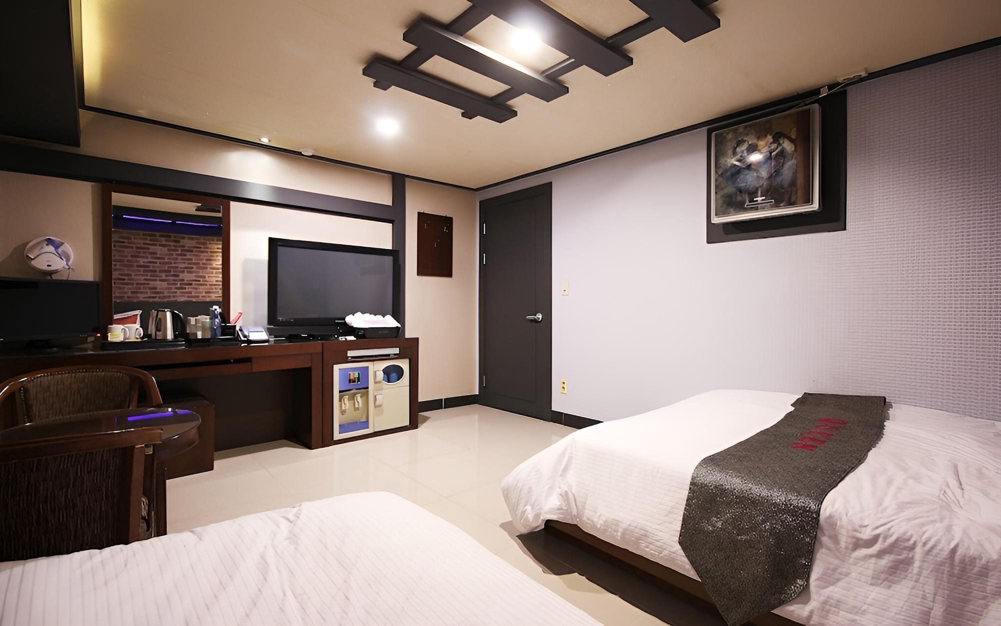 Room (Premium Twin) - Photo 4
