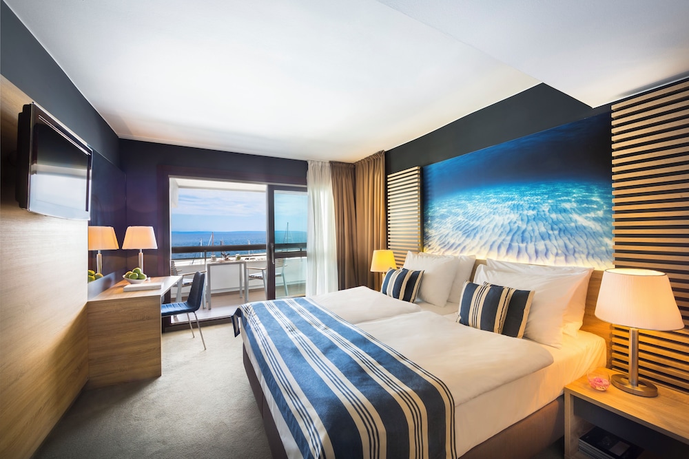 Superior Twin Room with additional bed, Sea View - Photo 4