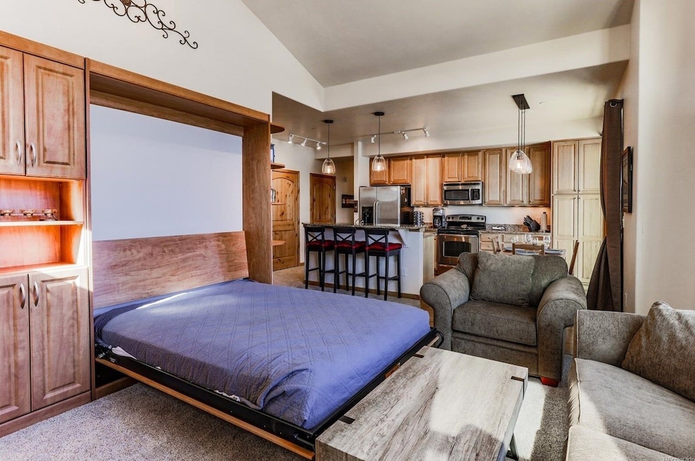 Condo, 1 Bedroom photo 2