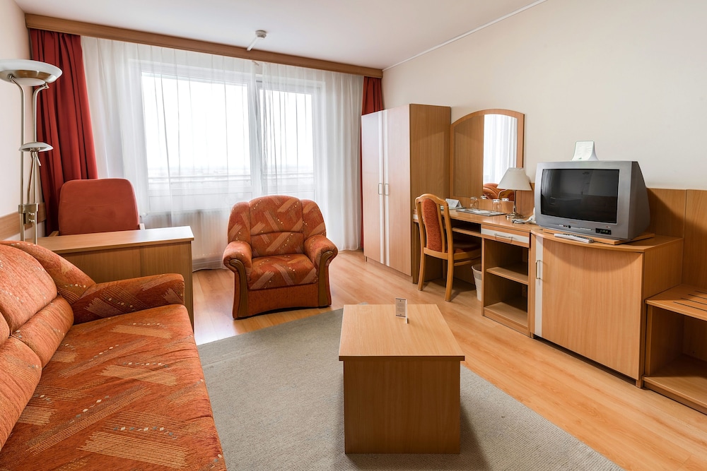Standard Double or Twin Room, 1 Queen Bed, Non Smoking, City View photo 3