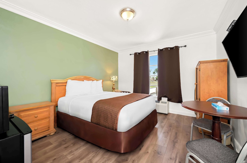 Suite, 1 Queen Bed, Non Smoking photo 2