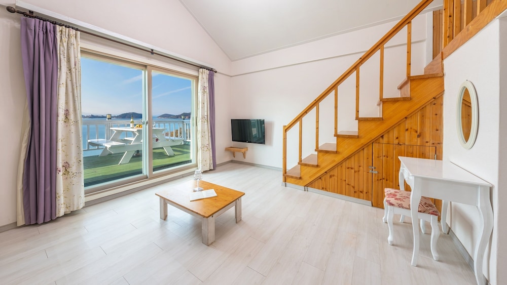 Basic Room, 1 Bedroom (Happy Peach (Ocean View))