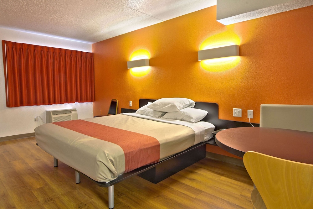 Standard Room, 1 King Bed, Non Smoking photo 2