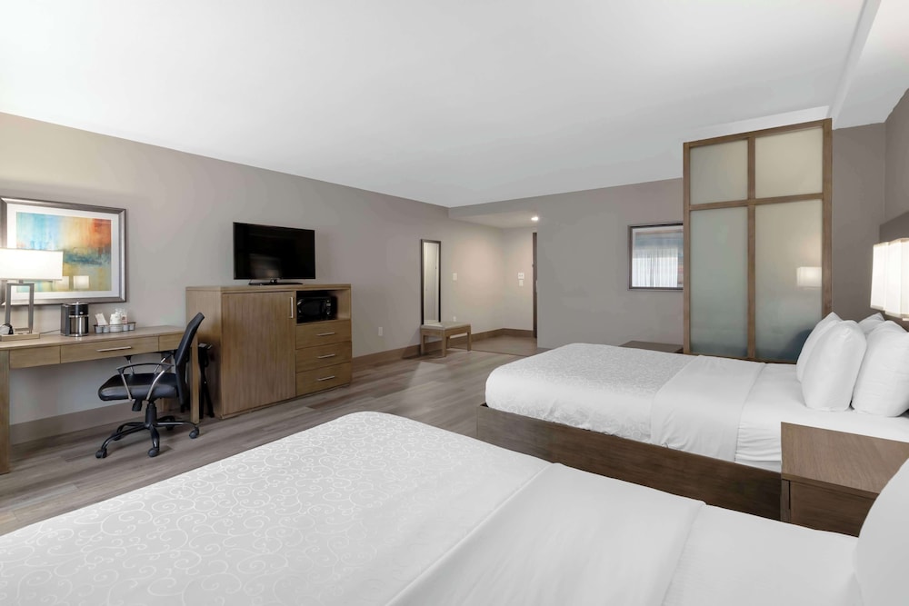 Suite, 2 Queen Beds, Non Smoking, Refrigerator & Microwave - Photo 1
