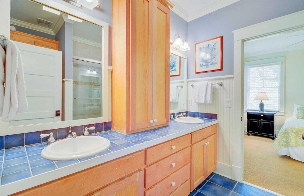 House (Multiple Bedrooms) photo 2