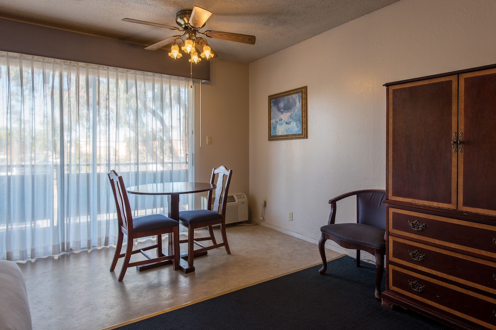 Standard Room, 2 Queen Beds - Photo 3