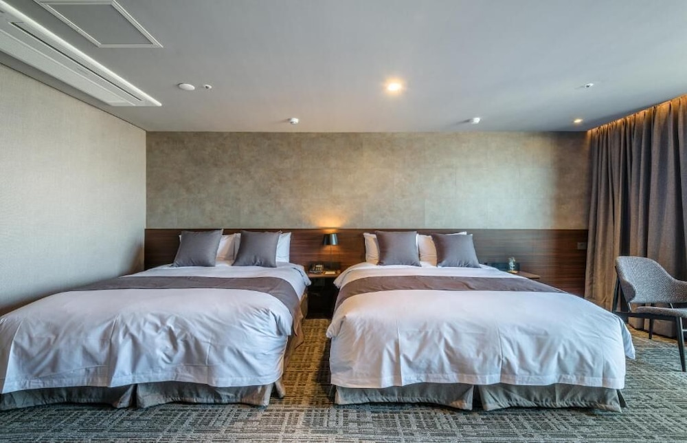 Deluxe Family Twin Room (For 2 people / No View)