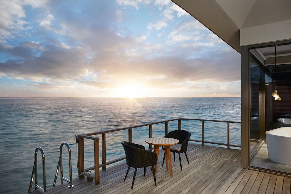 1 Bedroom, Sunset Overwater Villa photo 3