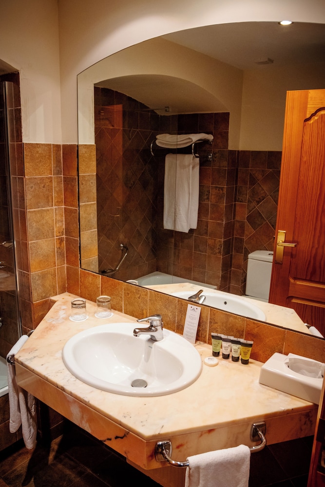 Standard Double or Twin Room - Photo 5