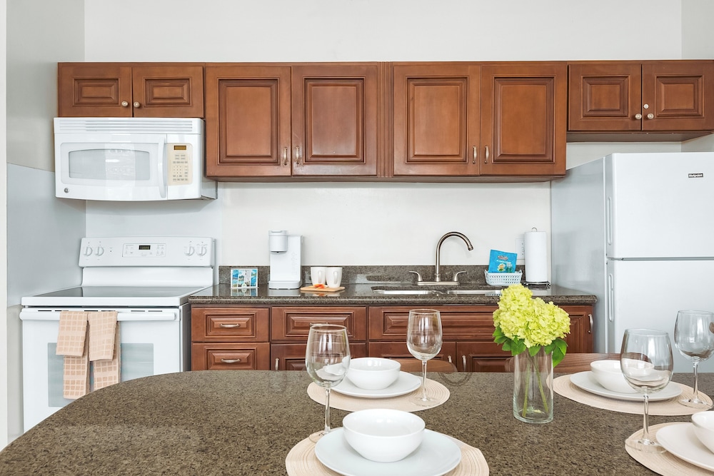 High Floor Mountain View Condo with 2 Beds and Parking: Apartment, 1 Bedroom, Balcony, Mountain View (0172) photo