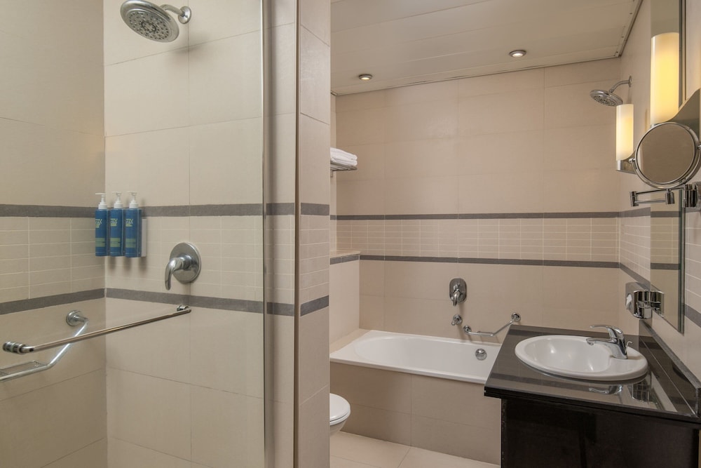 Executive Room, 1 King Bed, City View - Photo 4