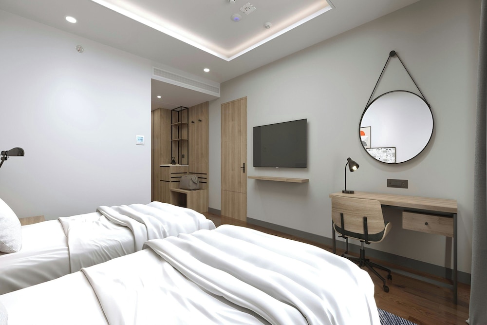 Deluxe Room, 2 Twin Beds, Balcony (City View) photo 1