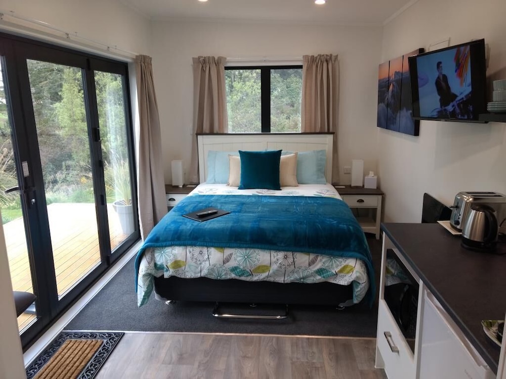 Premium Studio, 1 Queen Bed, River View photo 3
