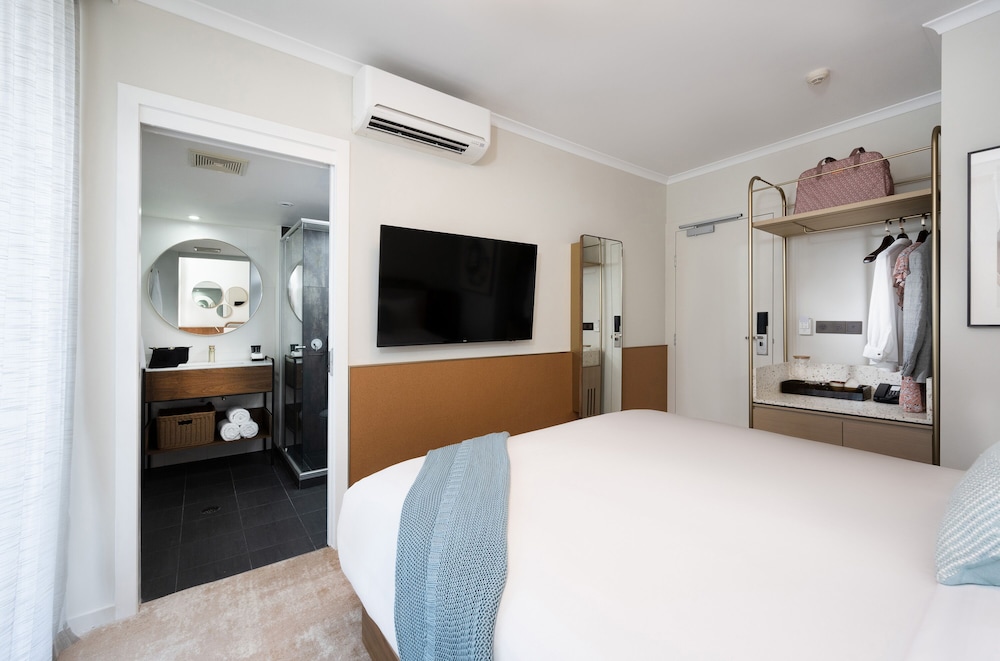 Hotel Deluxe Room - Photo 8