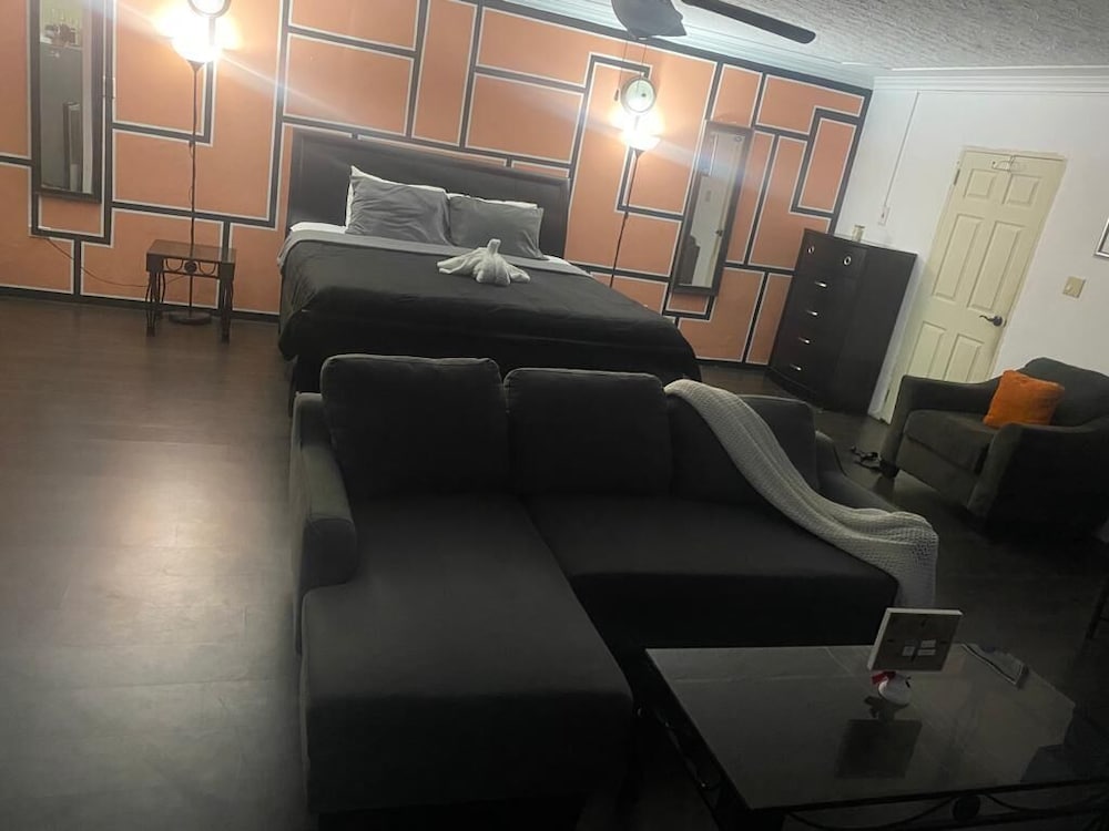 Deluxe Studio Suite, 1 King Bed, Kitchenette