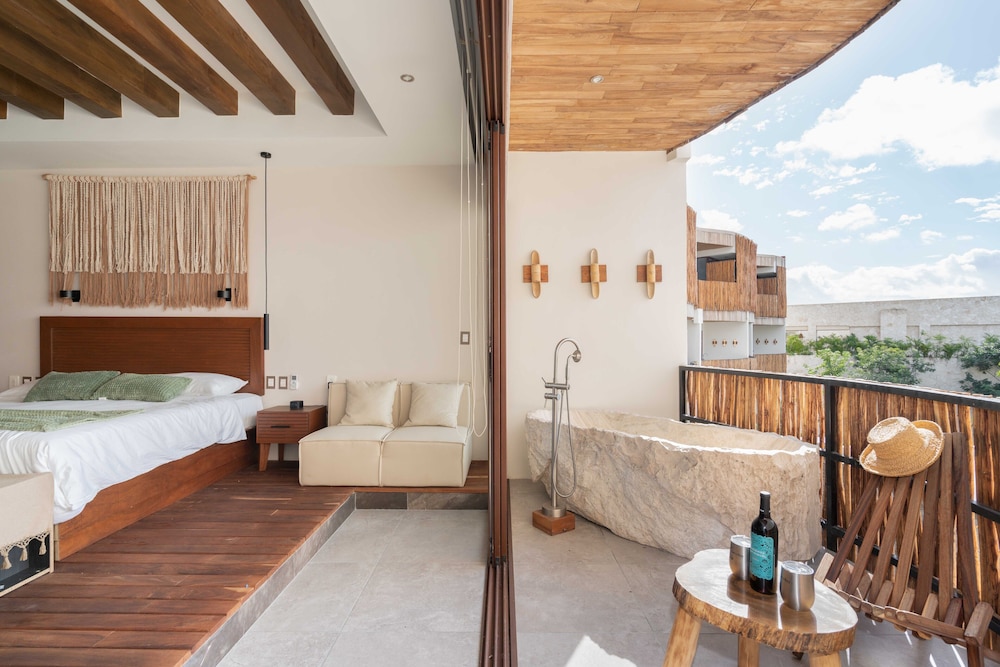 Standard Studio Suite, 1 King Bed, Pool Access