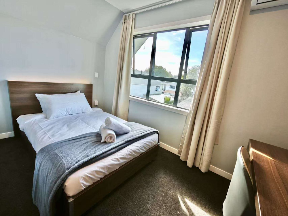 Deluxe Double Room thumbnail 5
