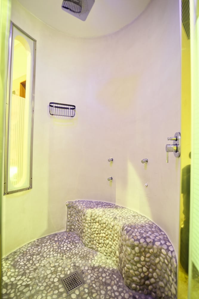Standard Double Room (Deluxe Interior View) - Photo 8