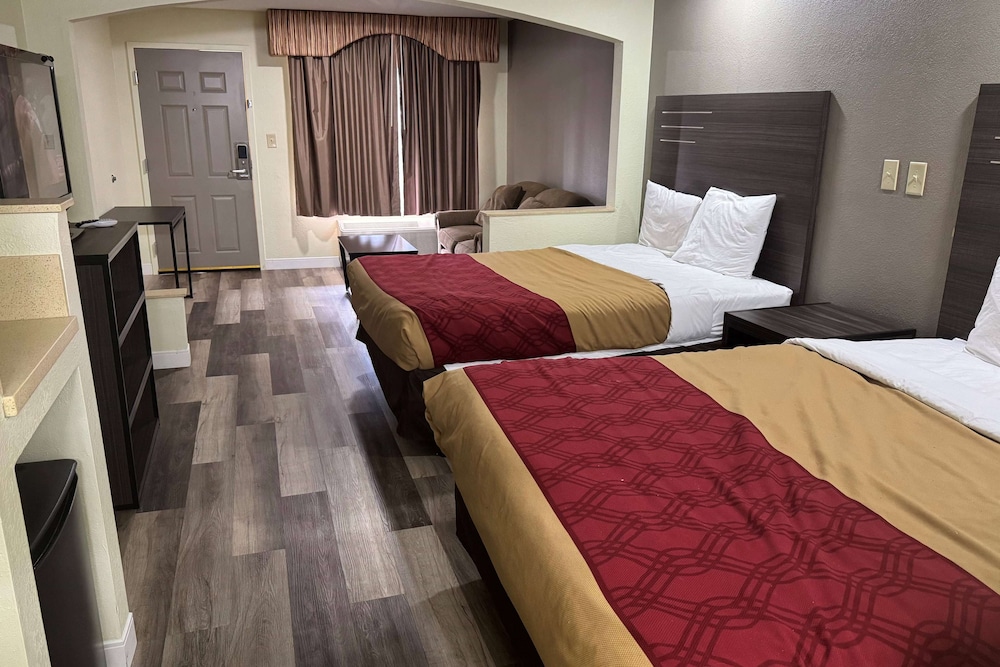 Room, 2 Queen Beds, Mobility Accessible, Non Smoking (Roll-in Shower) photo 2