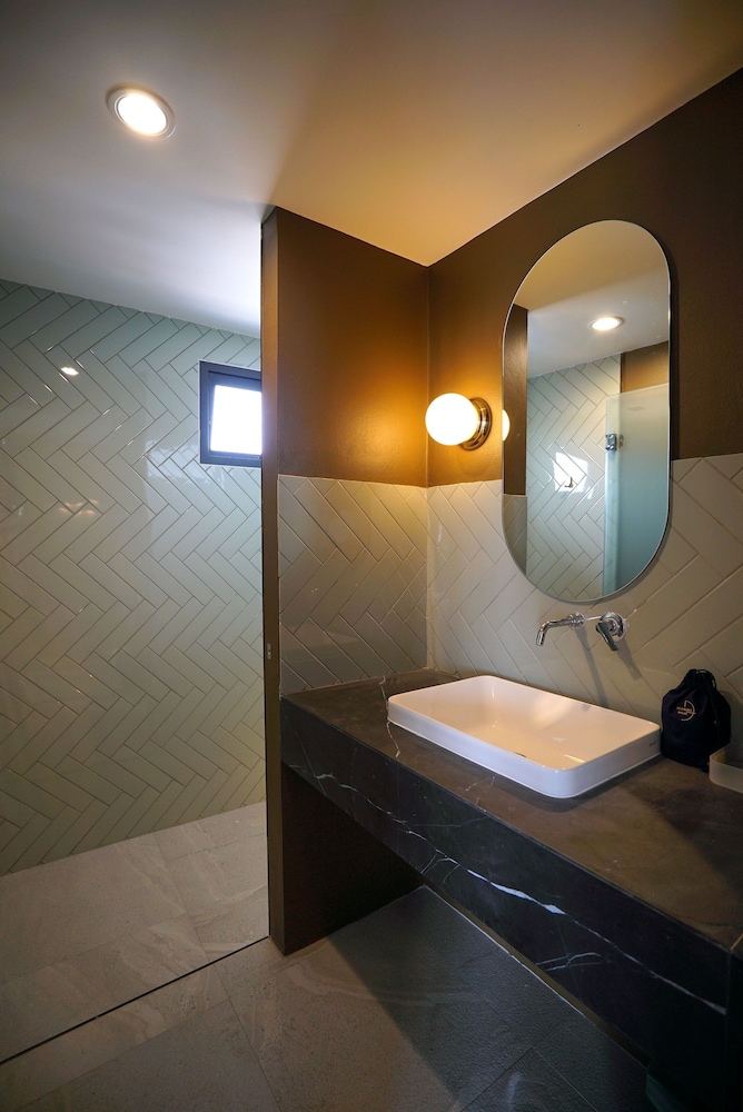 One-Bedroom Quadruple - Photo 2