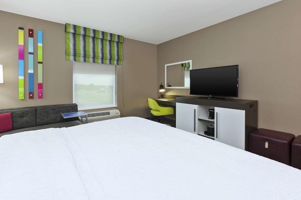 Room, 1 King Bed, Refrigerator - Photo 2
