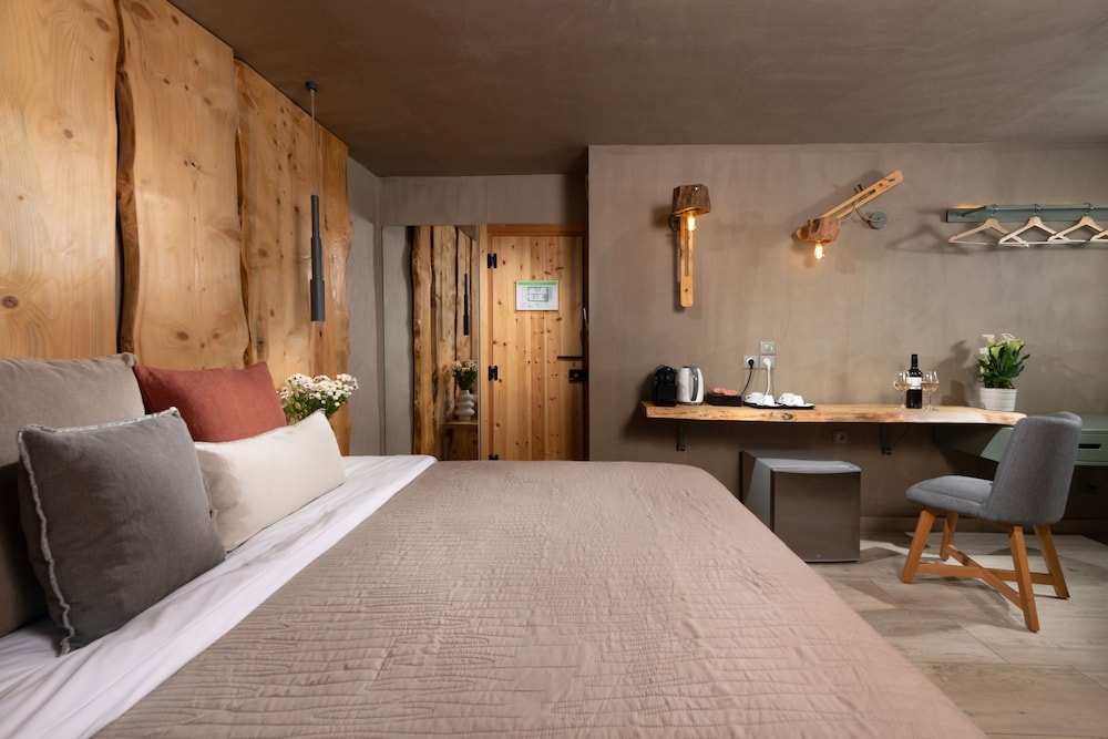 The Wood Junior Suite with Hot Tub photo 2