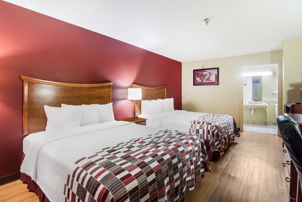Deluxe Room, 2 Queen Beds, Smoking - Photo 6
