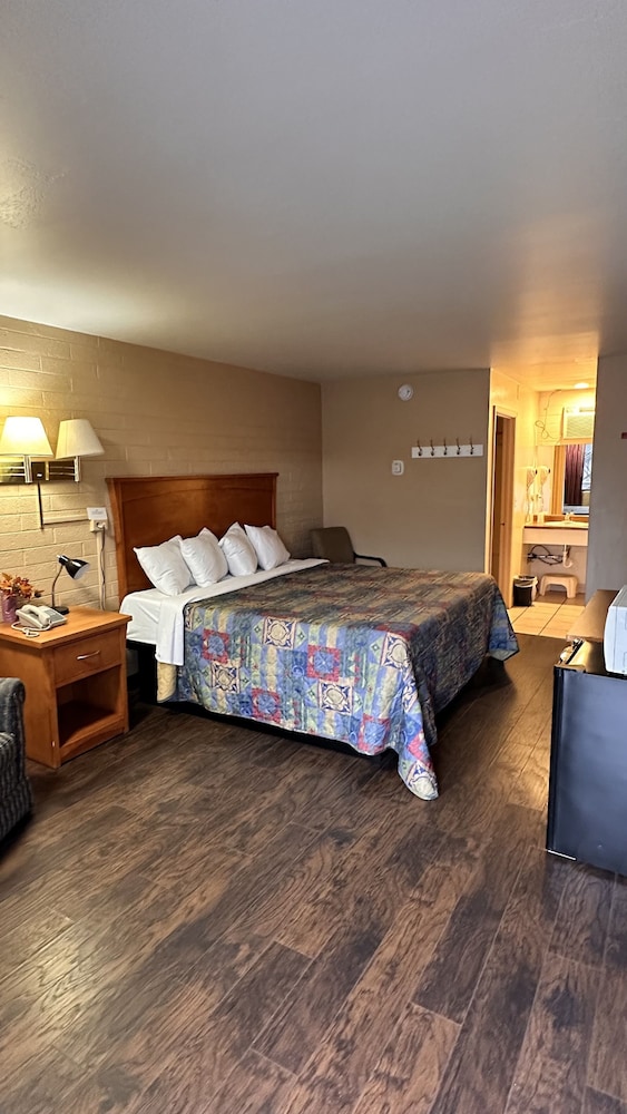 Deluxe Room, 1 King Bed, Non Smoking, Ground Floor photo 1