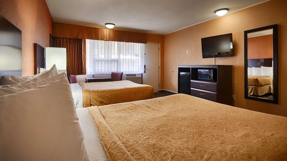 Standard Room, Multiple Beds, Smoking, Refrigerator & Microwave photo 2