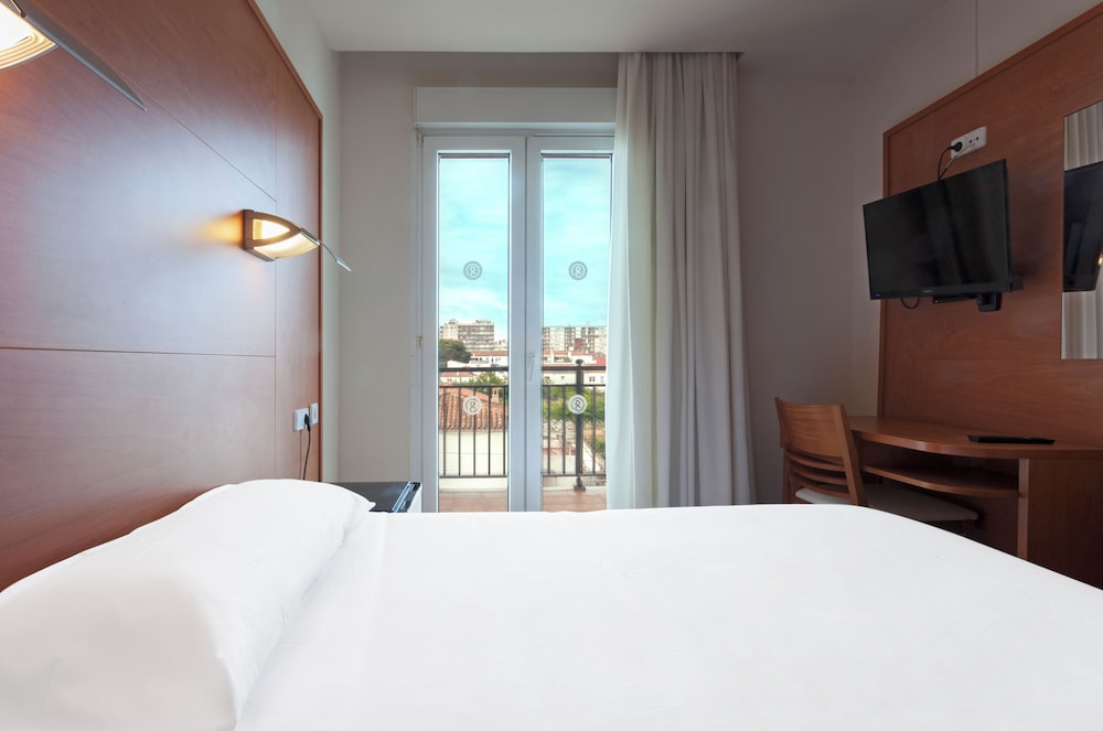 Standard Twin Room, Balcony - Photo 1