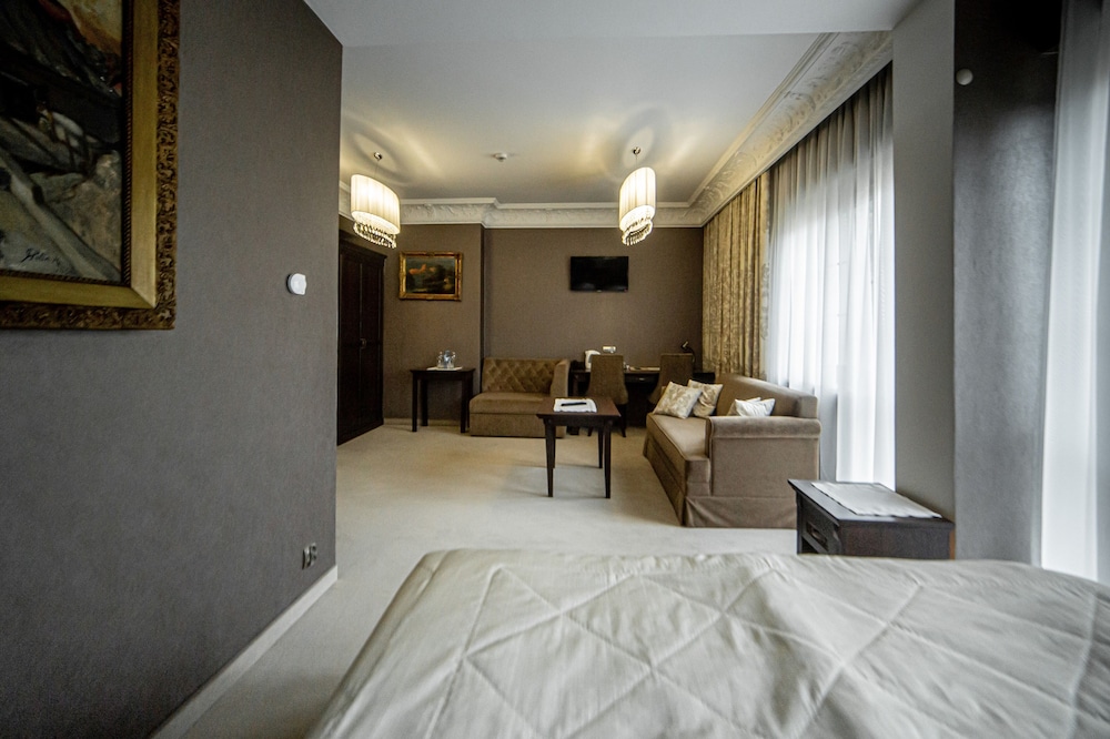 Deluxe Studio Suite, 1 King Bed photo 3